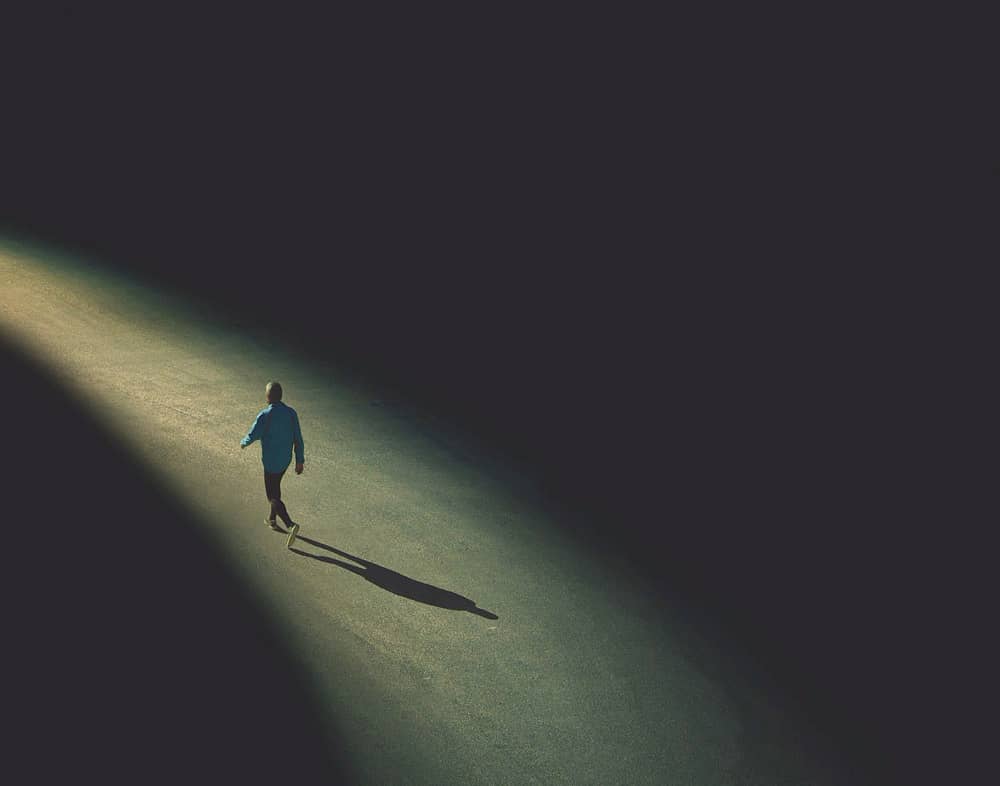 individ vandrar ensam