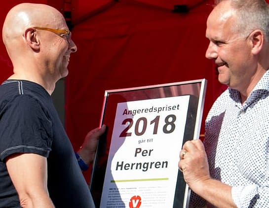 Jonas Sjöstedt delar ut Angereds priset till Per Herngren